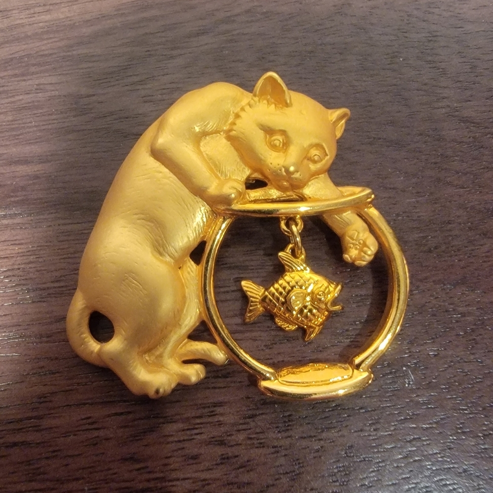 Vintage JJ Jonette Cat Fishbowl Pin Swinging Goldfish Gold Tone Figural Brooch